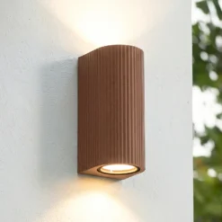 Aplique de exterior Lindby Aluvo, óxido, 16 cm, IP65, estriado