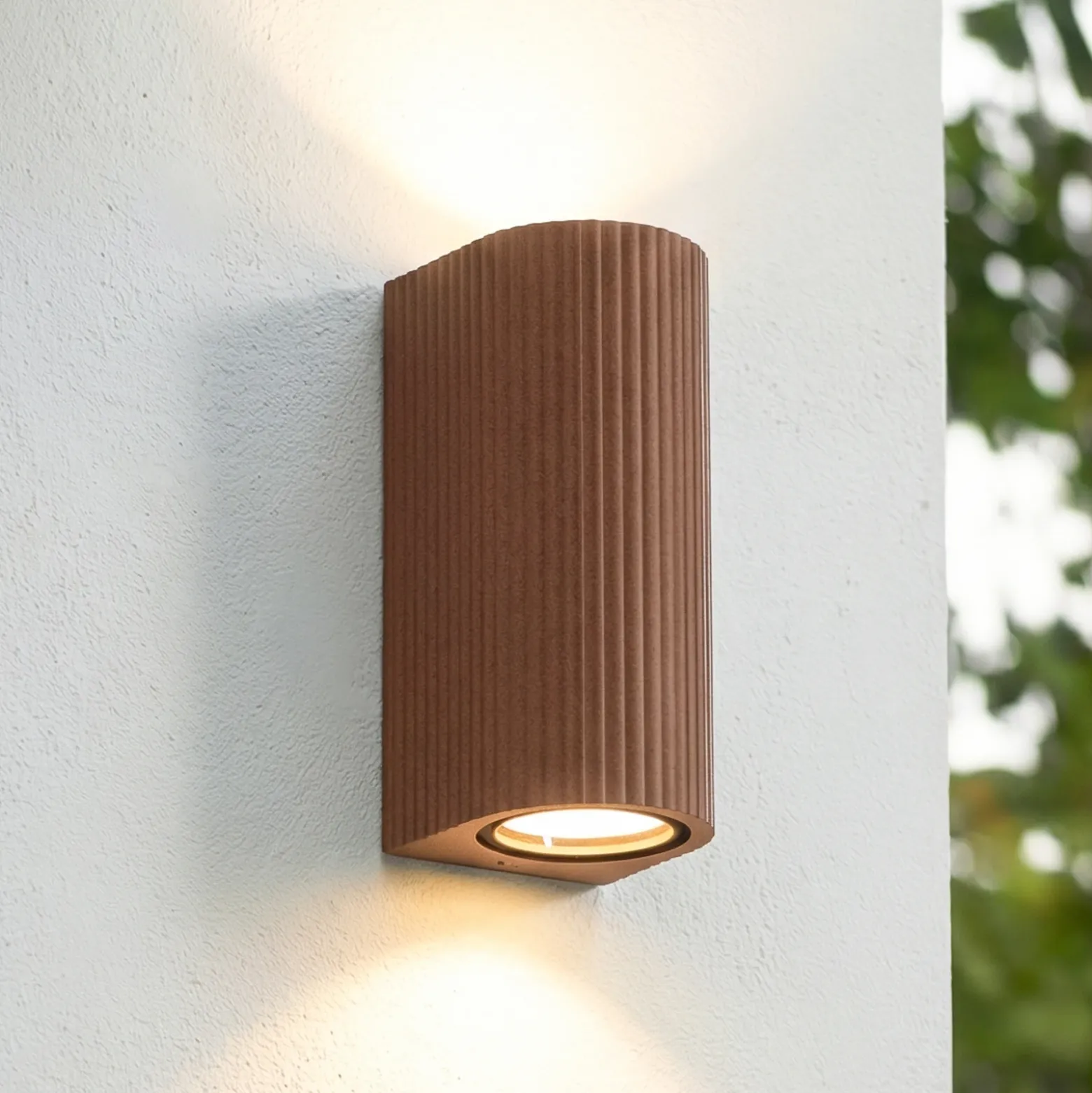 Aplique de exterior Lindby Aluvo, óxido, 16 cm, IP65, estriado