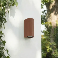 Aplique de exterior Lindby Aluvo, óxido, 16 cm, IP65, estriado