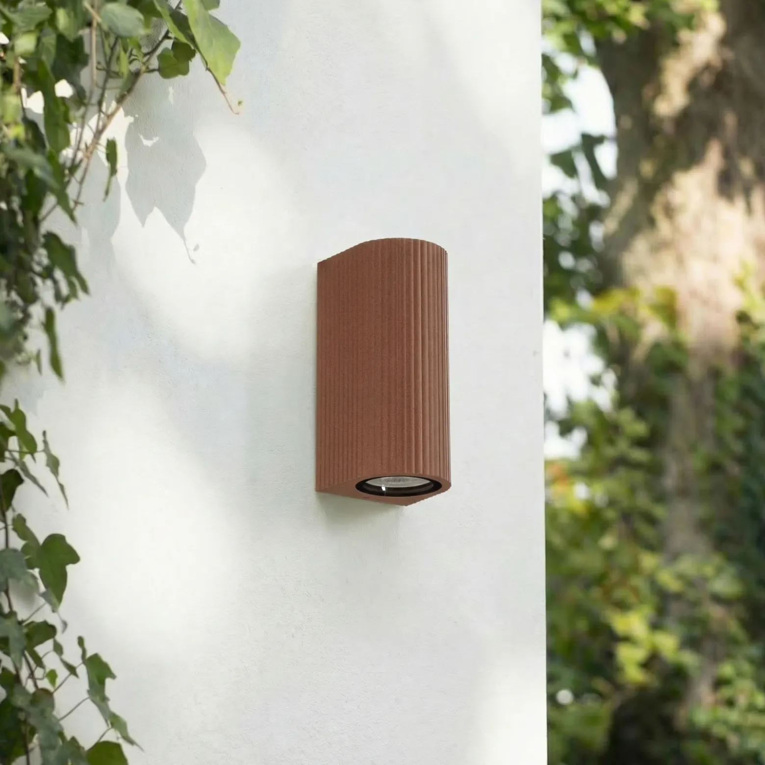 Aplique de exterior Lindby Aluvo, óxido, 16 cm, IP65, estriado