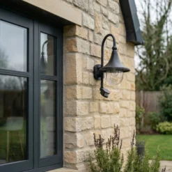 Aplique de exterior Lindby Daphne, negra, con sensor, de metal, E27