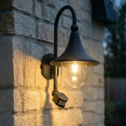 Aplique de exterior Lindby Daphne, negra, con sensor, de metal, E27