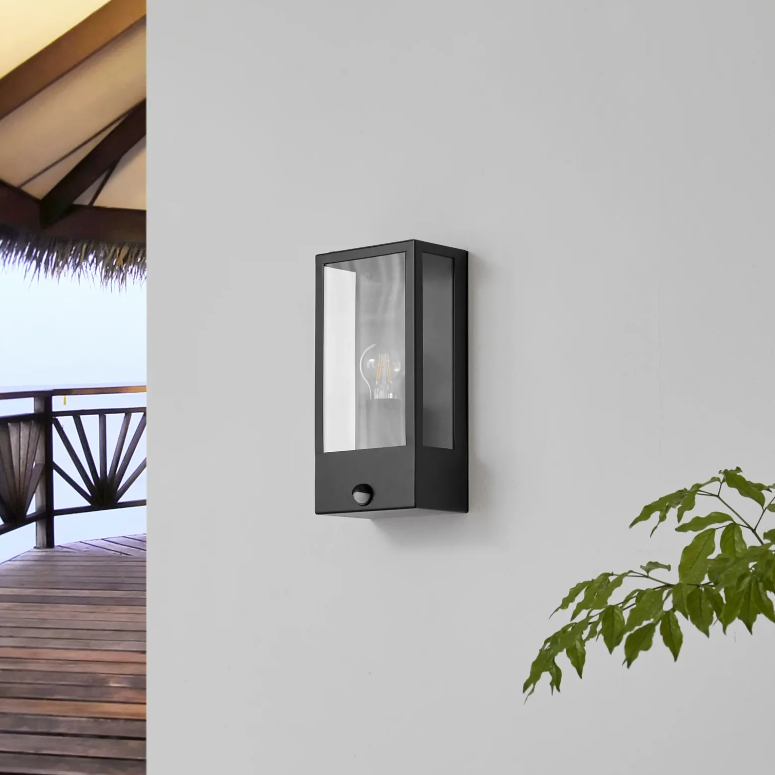 Aplique de exterior Lindby Ilana, negro, sensor, IP44, E27