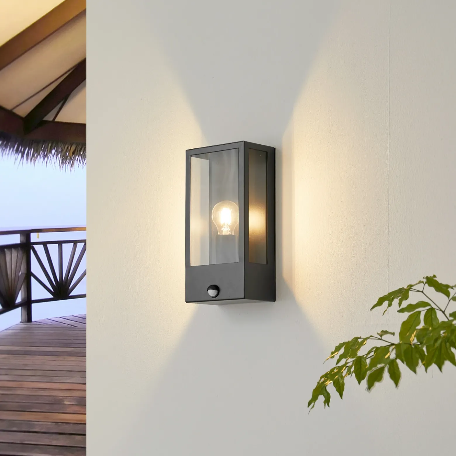 Aplique de exterior Lindby Ilana, negro, sensor, IP44, E27