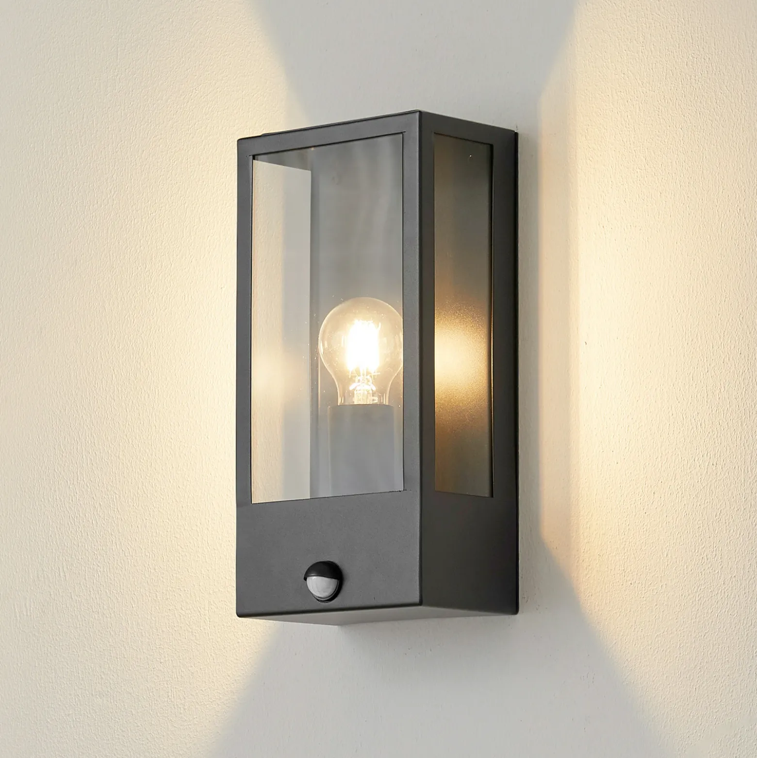 Aplique de exterior Lindby Ilana, negro, sensor, IP44, E27