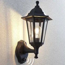 Aplique de exterior Lindby Nane, con sensor, farol, resistente al agua salada