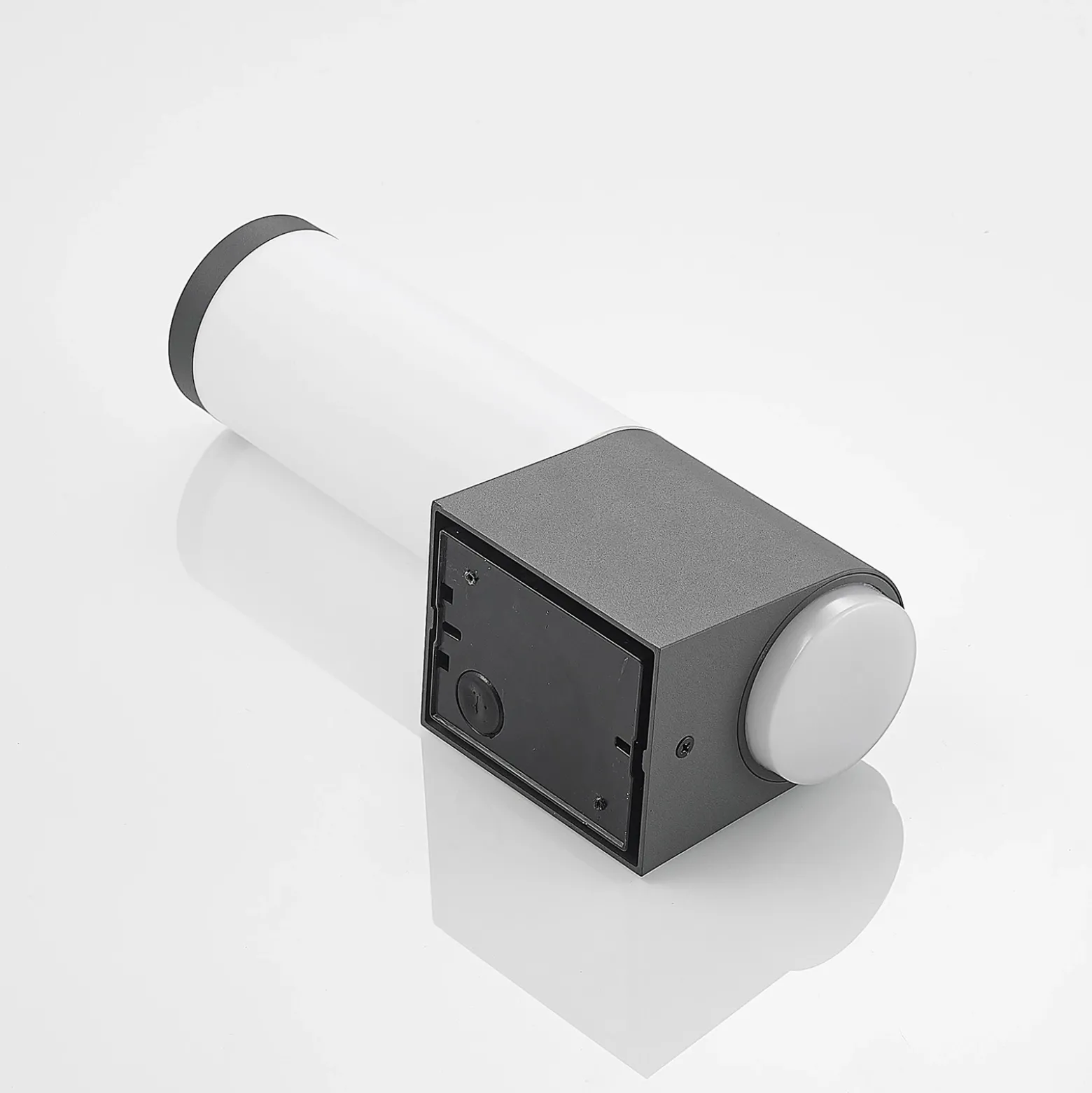 Aplique de exterior Lindby Okari con sensor, recto