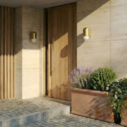 Aplique de exterior Lindby Pilva, latón, metal, IP44, E27