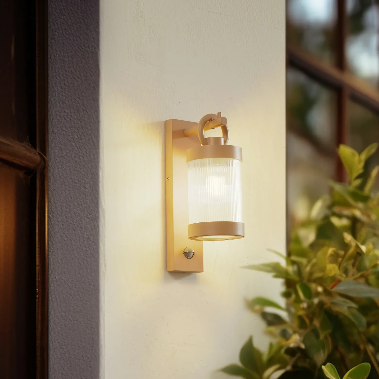 Aplique de exterior Lindby Yrene, 20 cm, beige, con sensor, Riffle