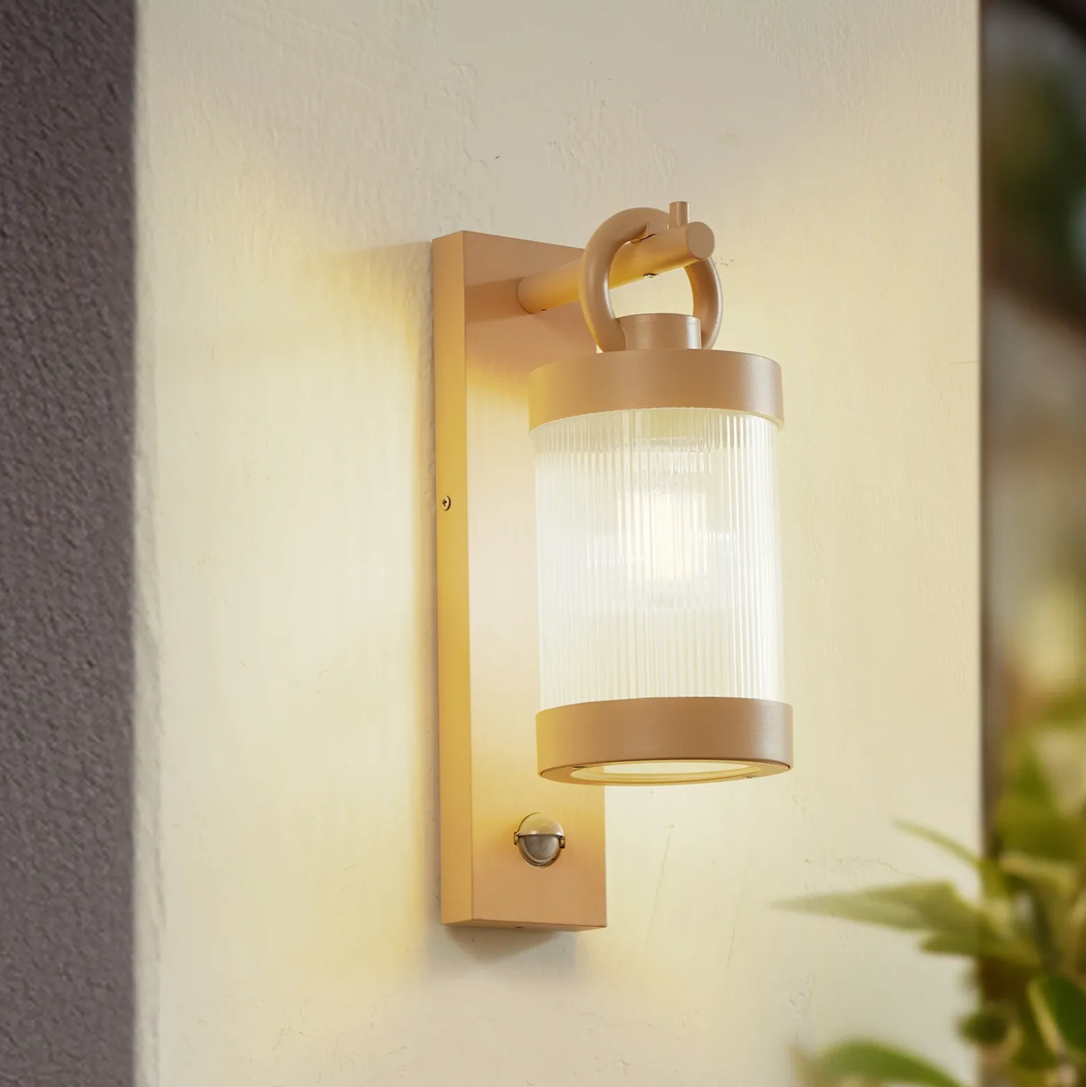 Aplique de exterior Lindby Yrene, 20 cm, beige, con sensor, Riffle