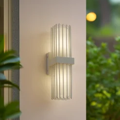 Aplique de exterior Lucande Chandan, 42 cm, blanco, metal, IP54