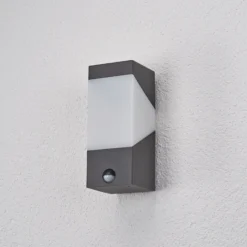 Aplique de exterior Lucande Kiran, con sensor, gris, IP44, E27