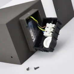 Aplique de exterior Lucande Kiran, con sensor, gris, IP44, E27