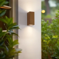 Aplique de exterior Lucande Xava, luz hacia arriba/abajo, marrón, 2 luces, GU10