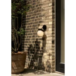 Aplique de exterior Nuura Liila, ancho 16 cm, negro/ópalo