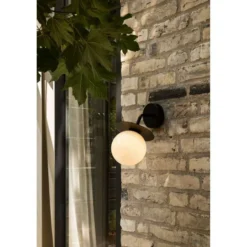 Aplique de exterior Nuura Liila, ancho 16 cm, negro/ópalo