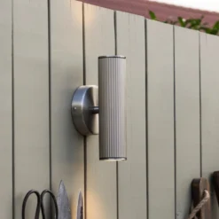 Aplique de pared Hubble de Globen Lighting, acero, altura 21 cm, IP44