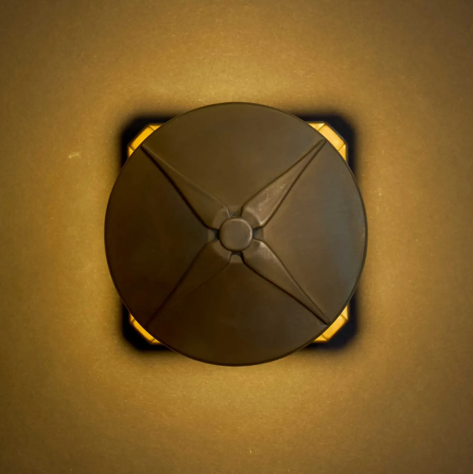 Aplique de pared LED Aura Disk, saliente de 12,5 cm, latón antiguo, IP65