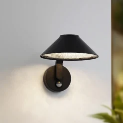 Aplique de pared LED Lindby Capelo, negro, metal, sensor, Ø20 cm