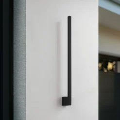 Aplique de pared LED Lindby Neano, 80 cm, negro, metal, IP54