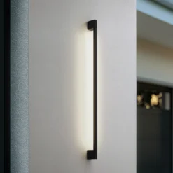 Aplique de pared LED Lindby Neano, 120 cm, negro, metal, IP54