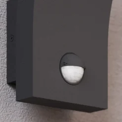 Aplique de pared LED Lucande Timm, sensor, 20 cm, antracita, IP54