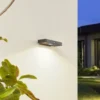 Aplique de pared LED solar Lucande Tavon, angular, negra, con sensor