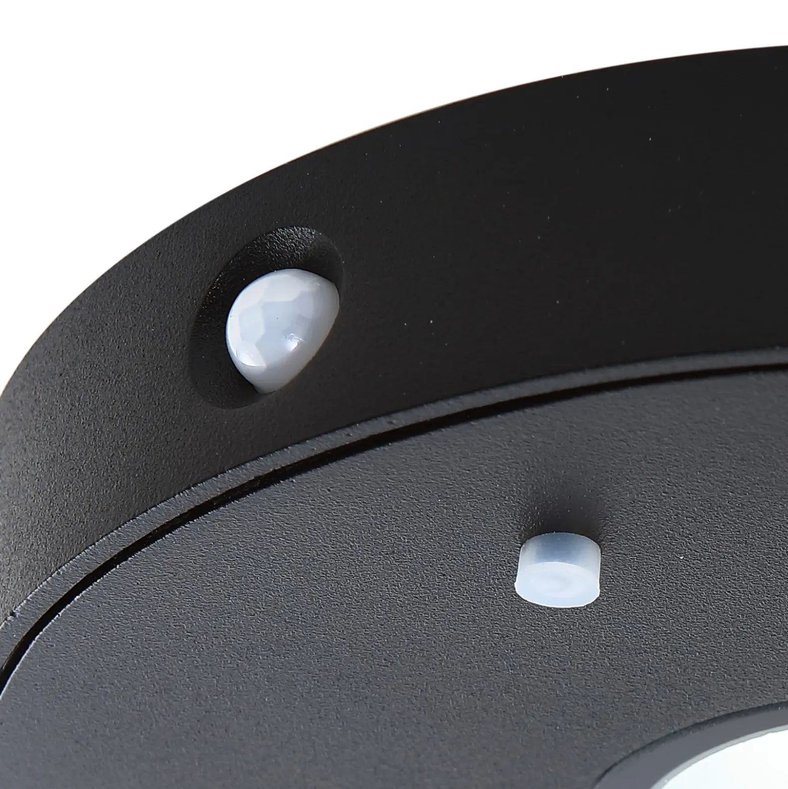 Aplique de pared LED solar Lucande Tavon, redondo, negro, sensor
