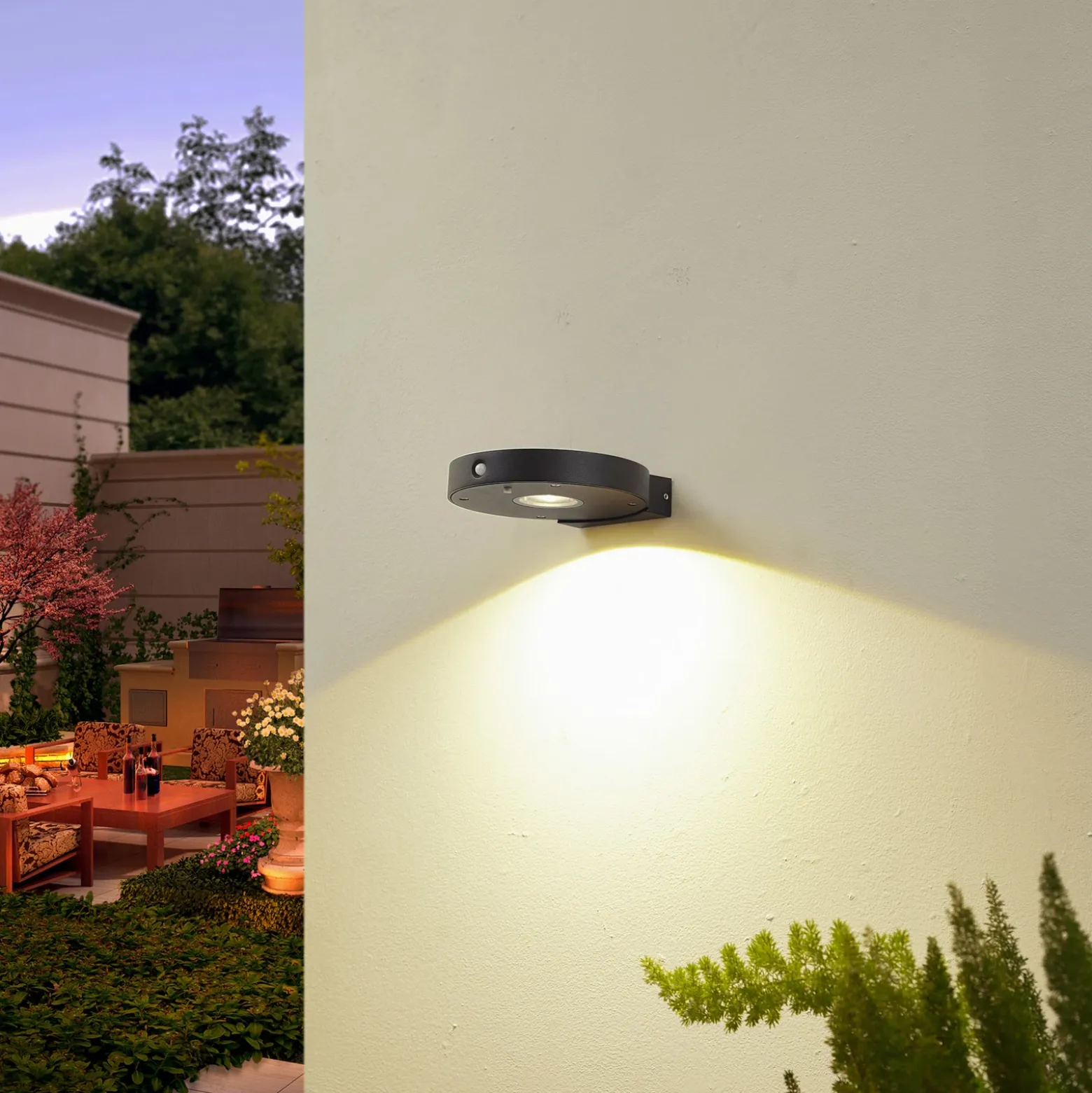 Aplique de pared LED solar Lucande Tavon, redondo, negro, sensor