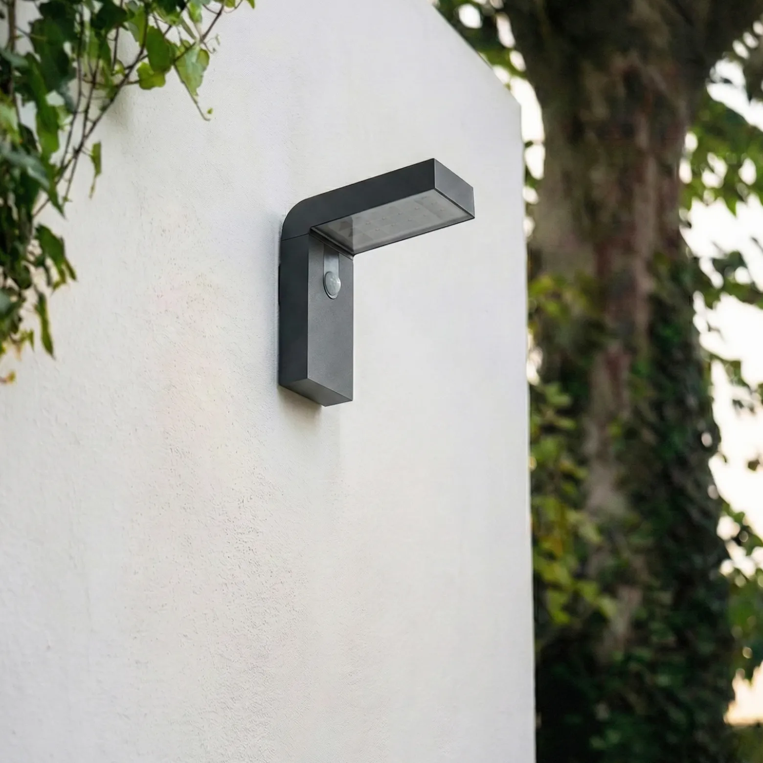 Aplique de pared LED solar Prios Aurino, negra, sensor, IP44