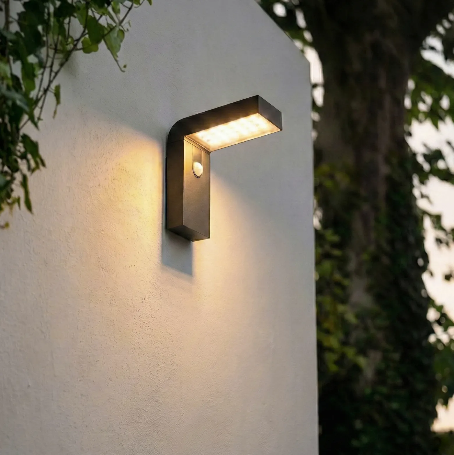 Aplique de pared LED solar Prios Aurino, negra, sensor, IP44