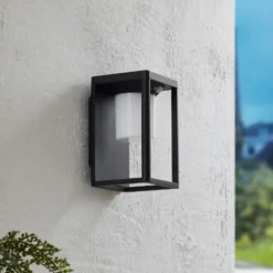 Aplique de pared solar LED Lucande Tilena, negra, aluminio, sensor
