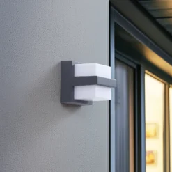 Aplique LED inteligente para exterior Lindby Fyra, angular, CCT RGB, Tuya