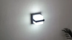 Aplique LED inteligente para exterior Lindby Fyra, angular, CCT RGB, Tuya