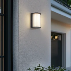 Aplique LED para exterior Calvik de Lindby, negro, estriado, IP44