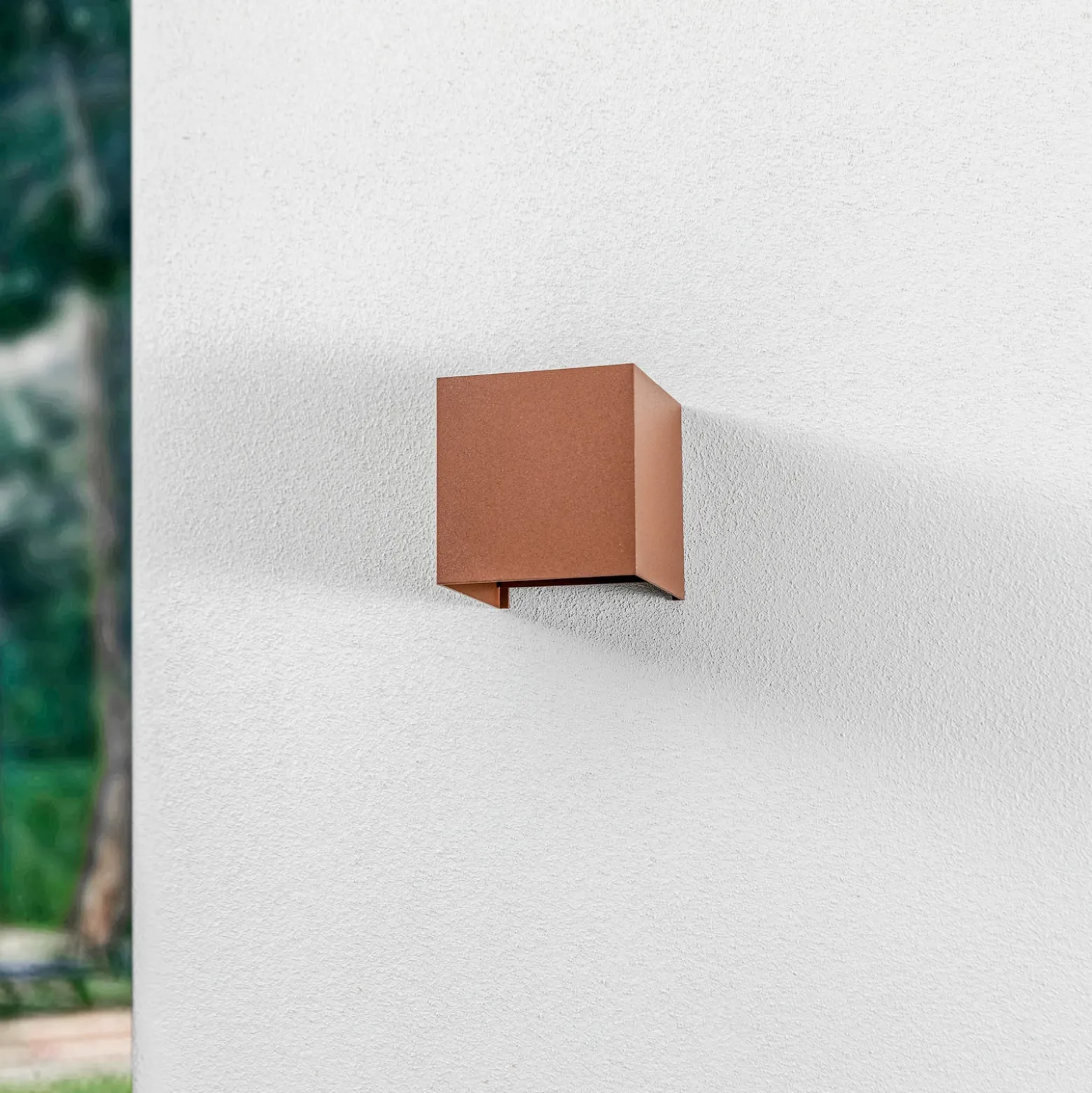 Aplique LED para exterior Lindby Nivar, angular, color óxido, 10 cm, IP54