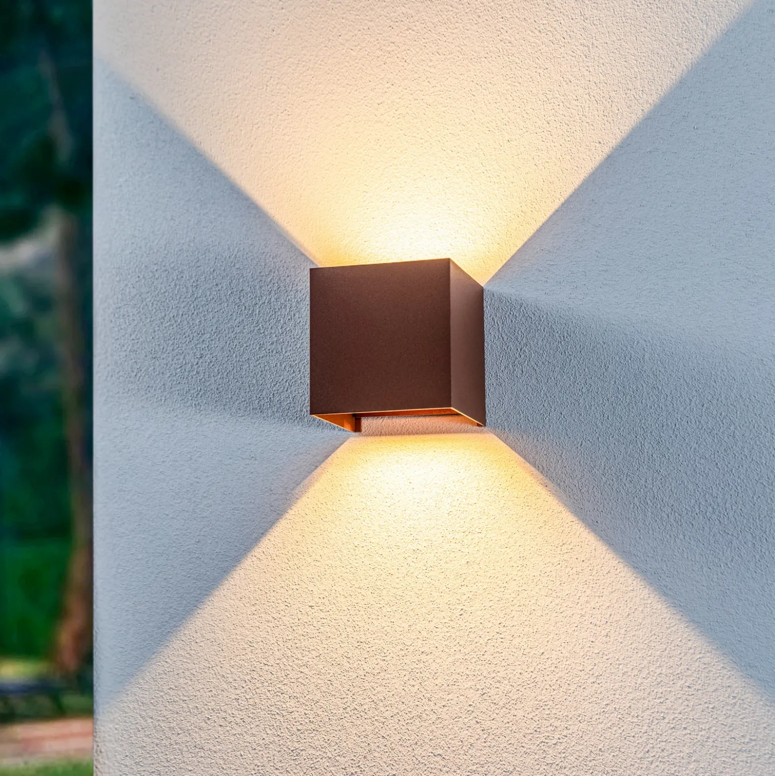 Aplique LED para exterior Lindby Nivar, angular, color óxido, 10 cm, IP54