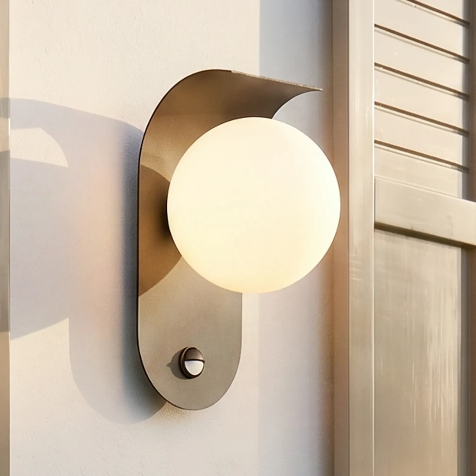 Aplique LED para exterior Lindby Lacie, sensor, blanco/negro, aluminio