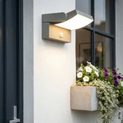 Aplique LED para exterior Lindby Sherin, gris claro, orientable, con sensor