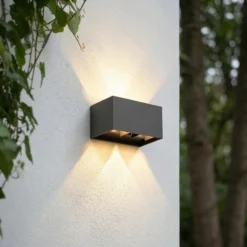 Aplique LED para exterior Lindby Nivar, angular, negro, 20 cm, IP54