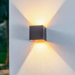 Aplique LED para exterior Lindby Nivar, angular, negro/dorado, 10 cm