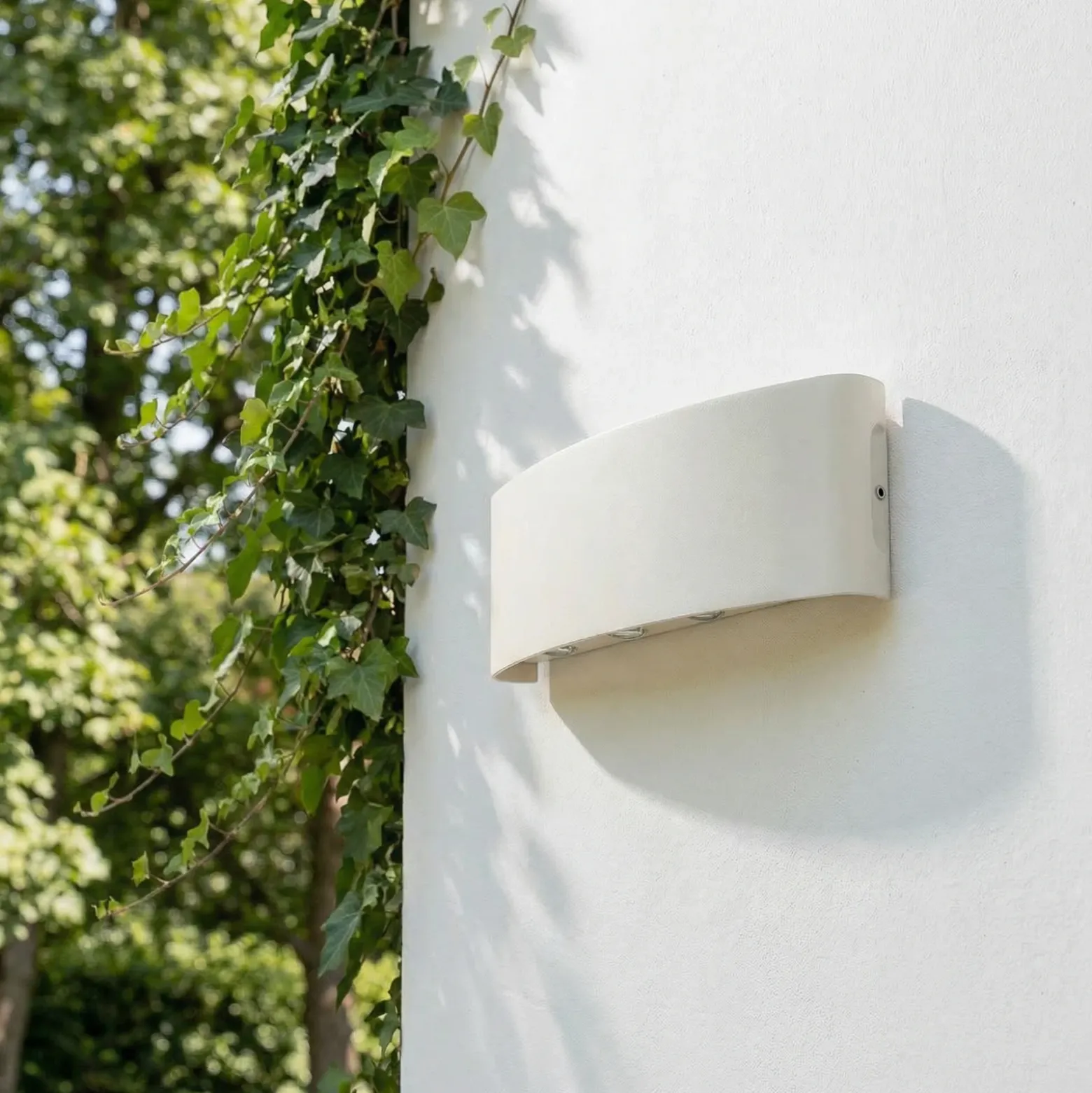 Aplique LED para exterior Lindby Ithan, 5 luces, blanco, 27 cm