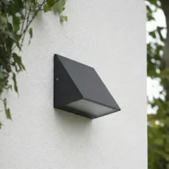 Aplique LED para exterior Lindby Triava, negro, aluminio, IP65