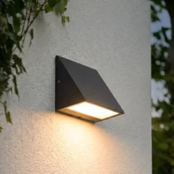 Aplique LED para exterior Lindby Triava, negro, aluminio, IP65