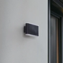 Aplique LED para exterior Lindby Smart Elvi, CCT, RGB, Tuya, IP54