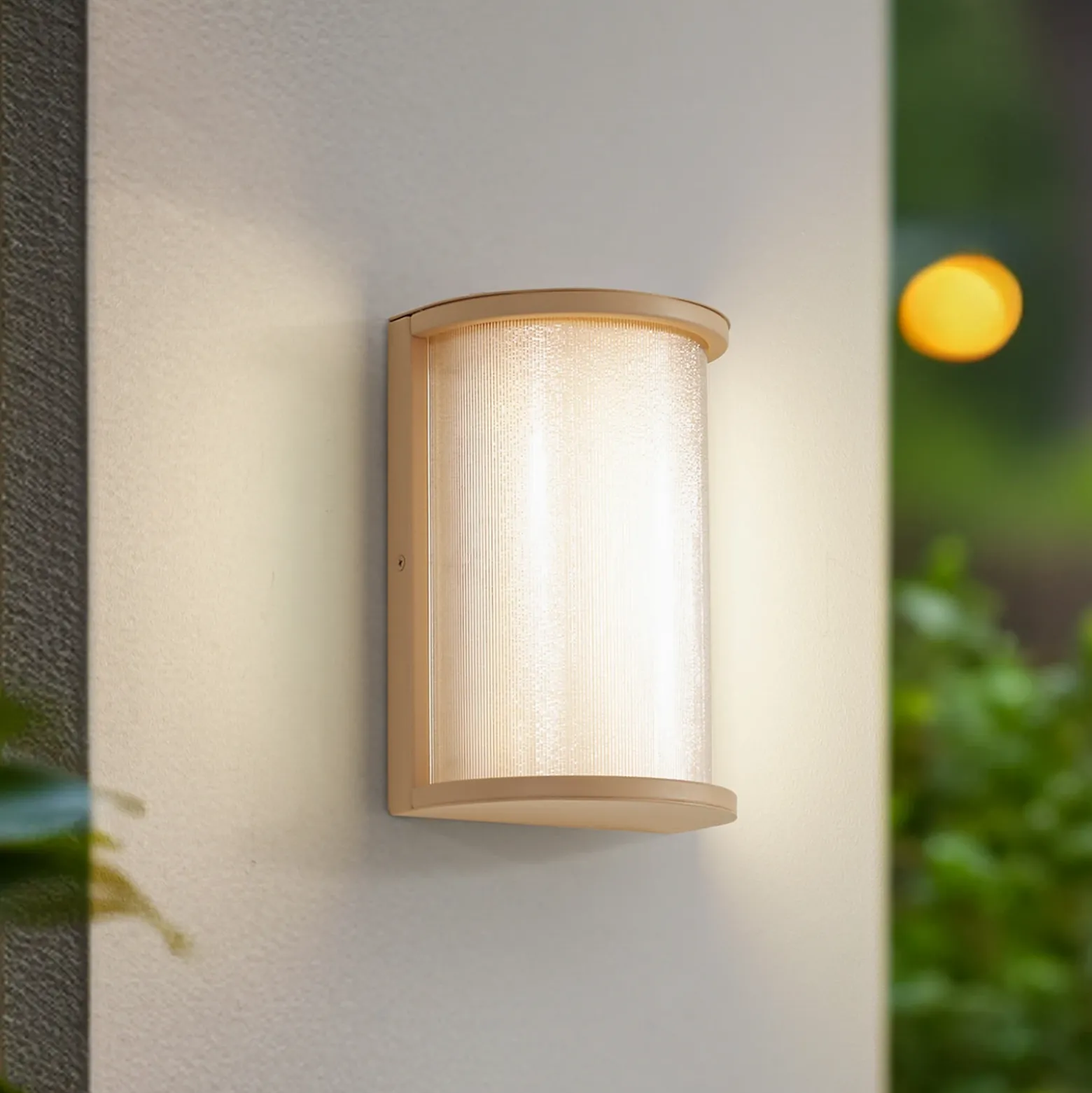 Aplique LED para exterior Lindby Calvik, beige, estriado, IP44
