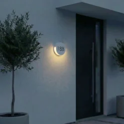 Aplique LED para exterior Lucande Advero, gris claro, con número de casa, CCT