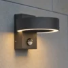 Aplique LED para exterior Lucande Nirella, negra, CCT, con sensor