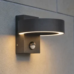 Aplique LED para exterior Lucande Nirella, negra, CCT, con sensor