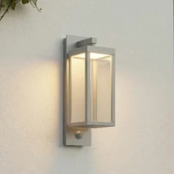 Aplique LED para exterior Lucande Ferdinand, gris piedra, con sensor